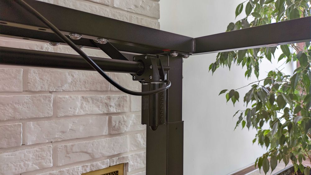 Stelaż regulowany z elektryczną regulacją wysokości 72-120cm 100 kg