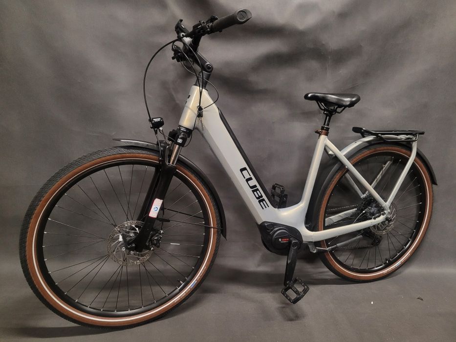 Rower elektryczny Cube Touring Hybrid 625 PRO_ Shimano_ Bosch Smart