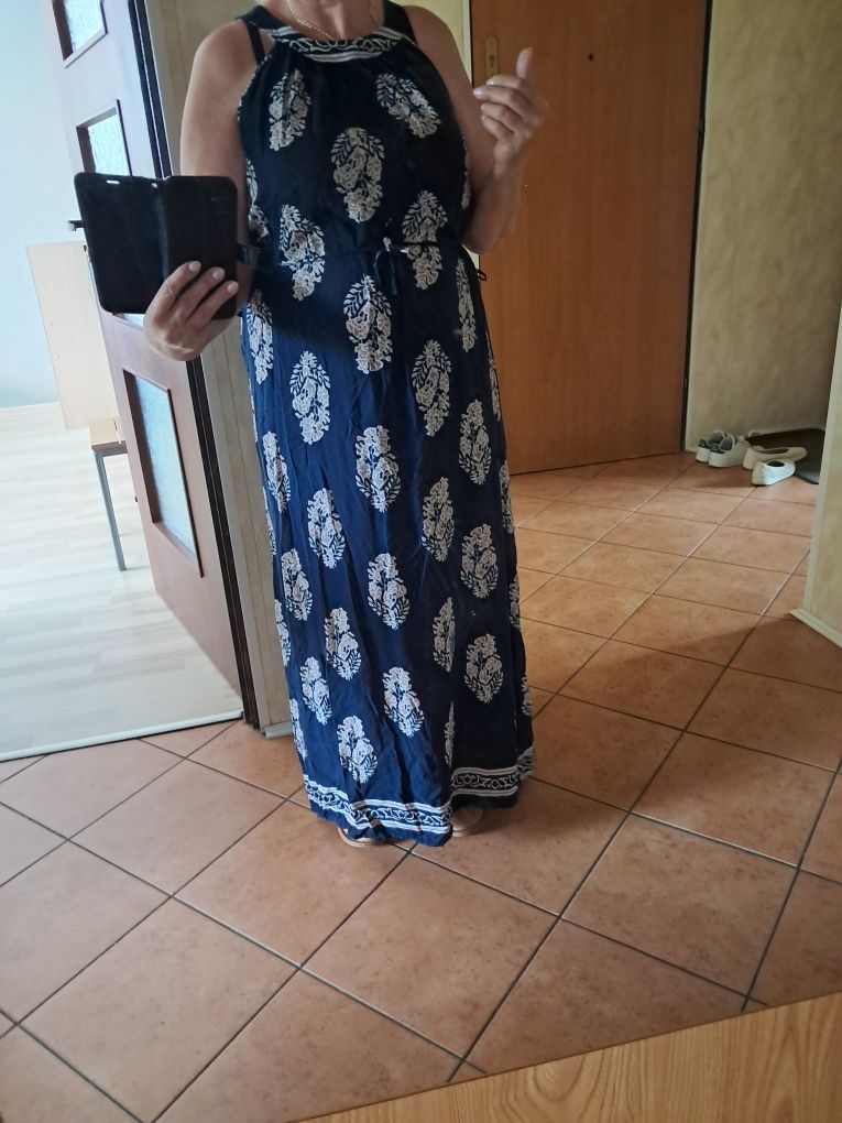 Sprzedam sukienkę granatowa w wzorki beżowe.