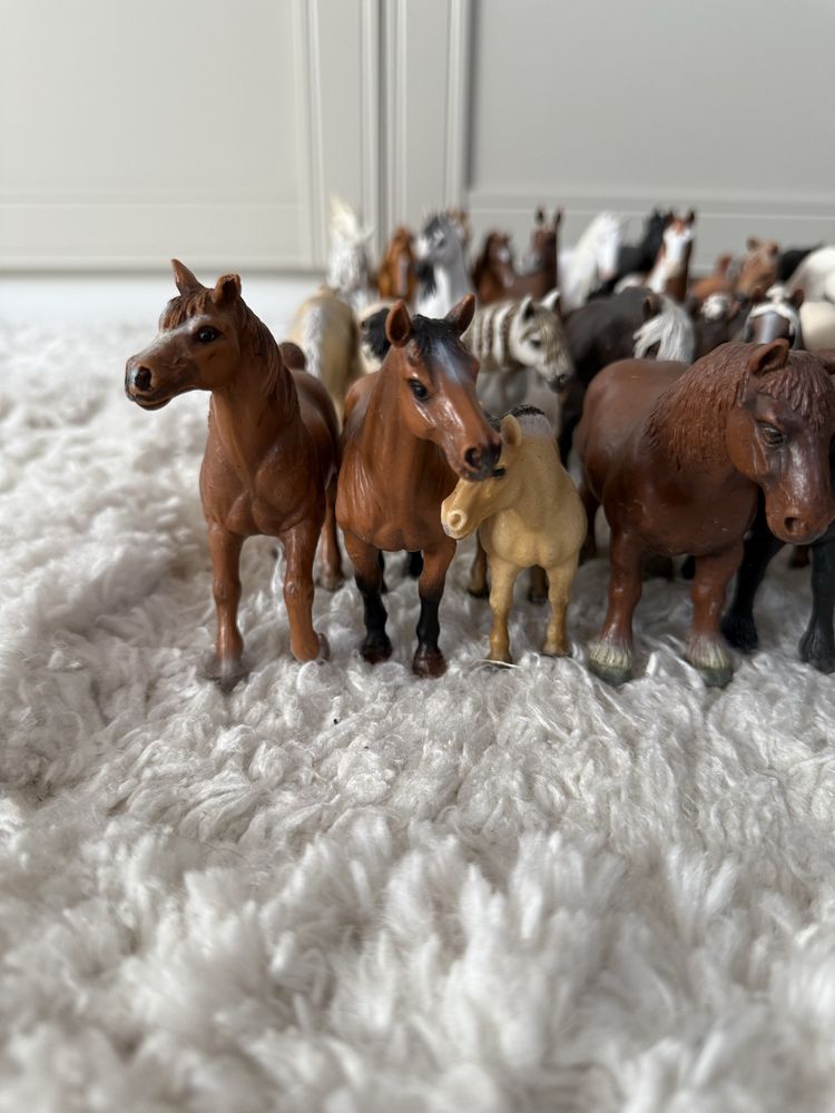 Zestaw figurek figurki modele kolekcjonerskie koniki konie zwierzęta