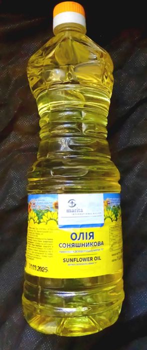 Продам 8 літрів соняшнікової рафінованої олії .