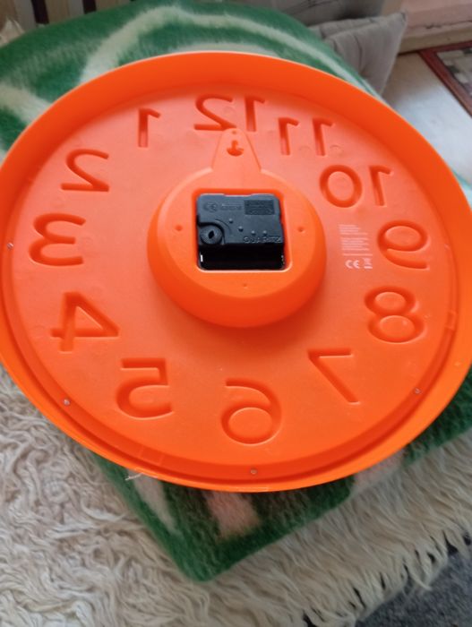 Zegar na ścianę w pokoju