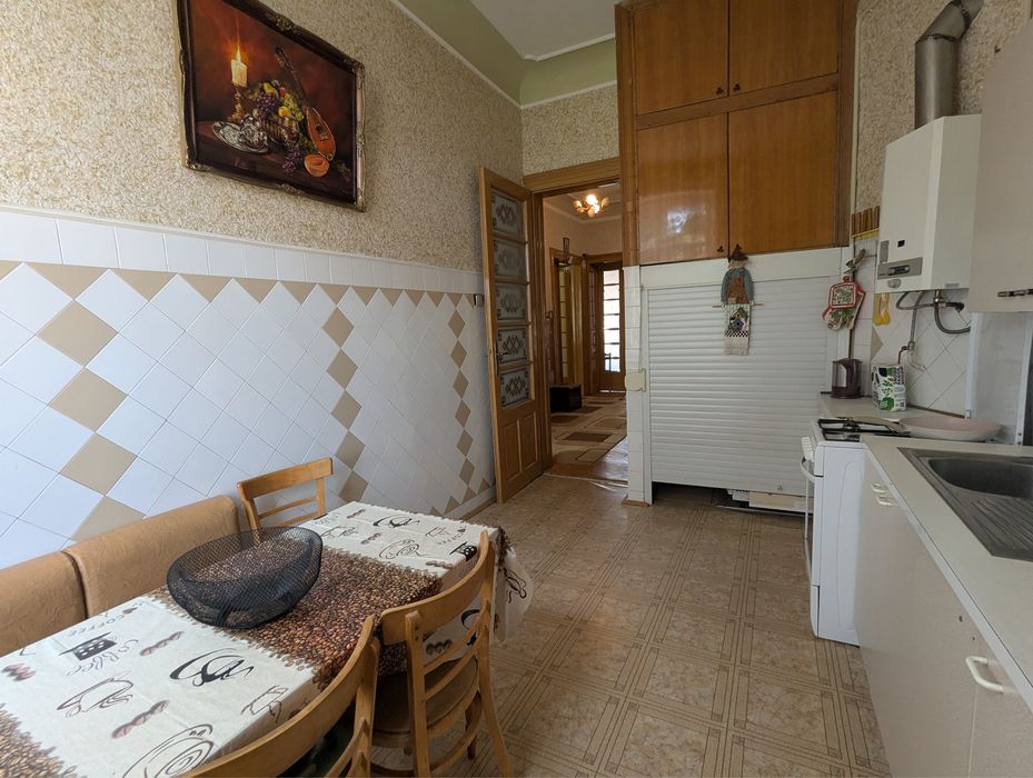 Продається велика квартира в центрі міста