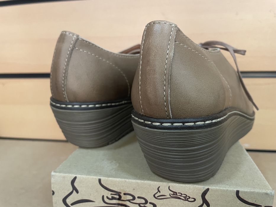 Sapatos em pele, confortáveis -Novos