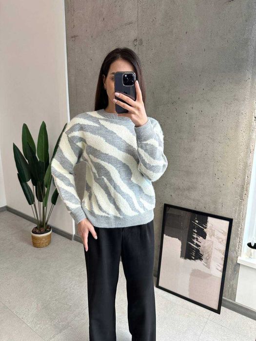 Светр в анімалістичний прнт в сірому кольорі