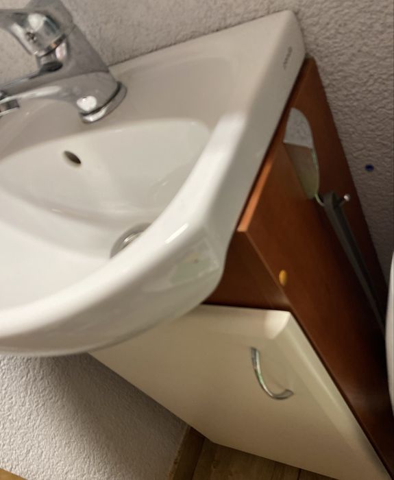 szafka łazienkowa z umywalką, baterią i syfonem