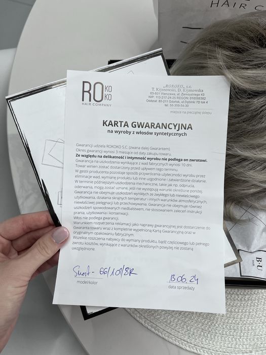 Peruka syntetyczna – krótka, w odcieniu chłodnego blondu