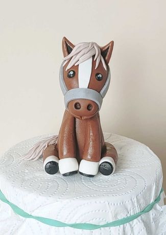 Figurka konia konika z masy cukrowej topper ozdoba na tort