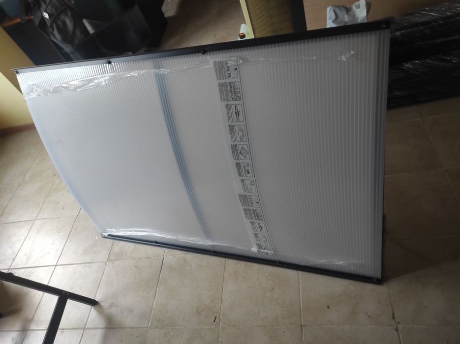Daszek aluminiowy nad drzwi.