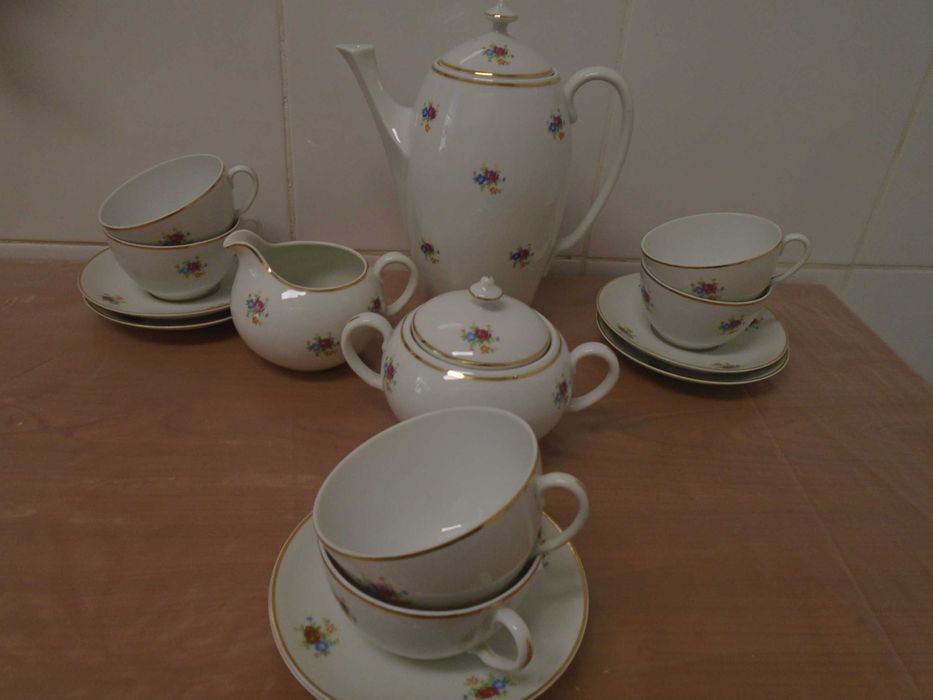 Serviço Chá  bonito e antigo. Cerâmica Candal