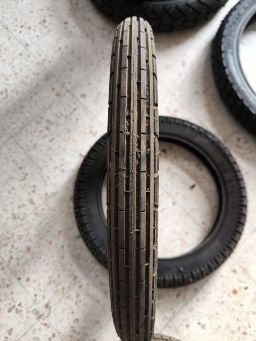 Vários pneus motorizadas triciclos e motociclos