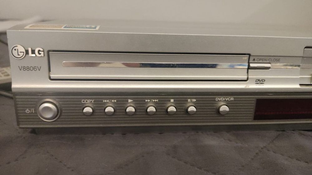 Odtwarzacz DVD VHS V8806V