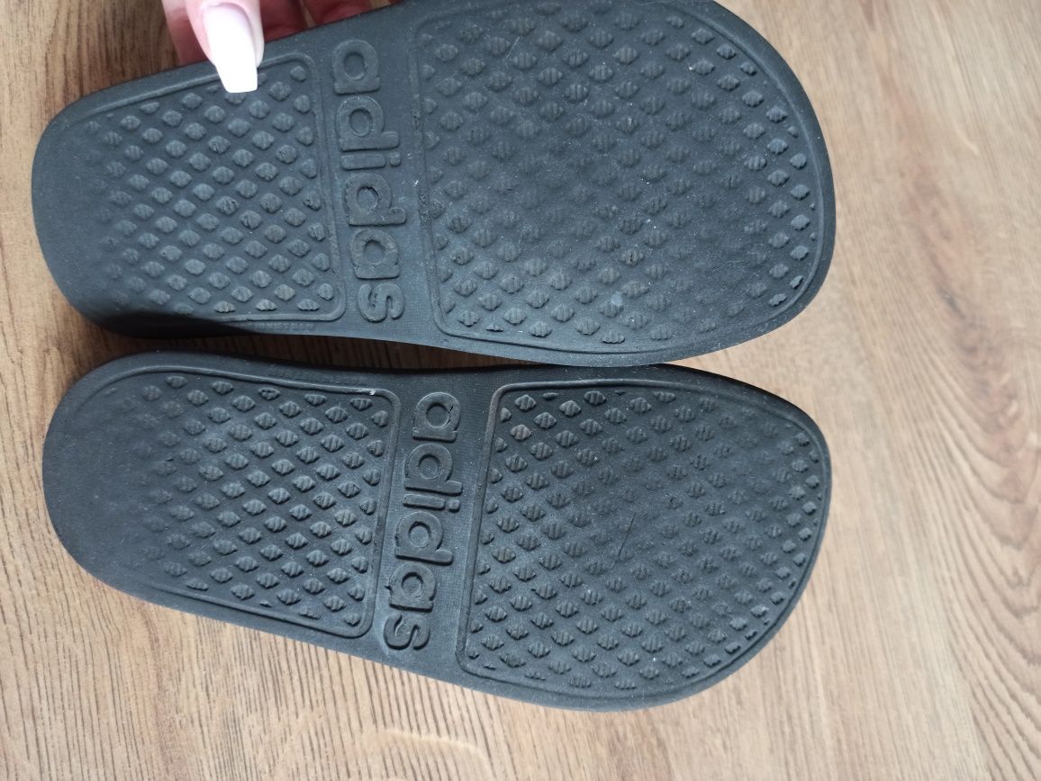 Czarne klapki dziecięce adidas rozmiar 32