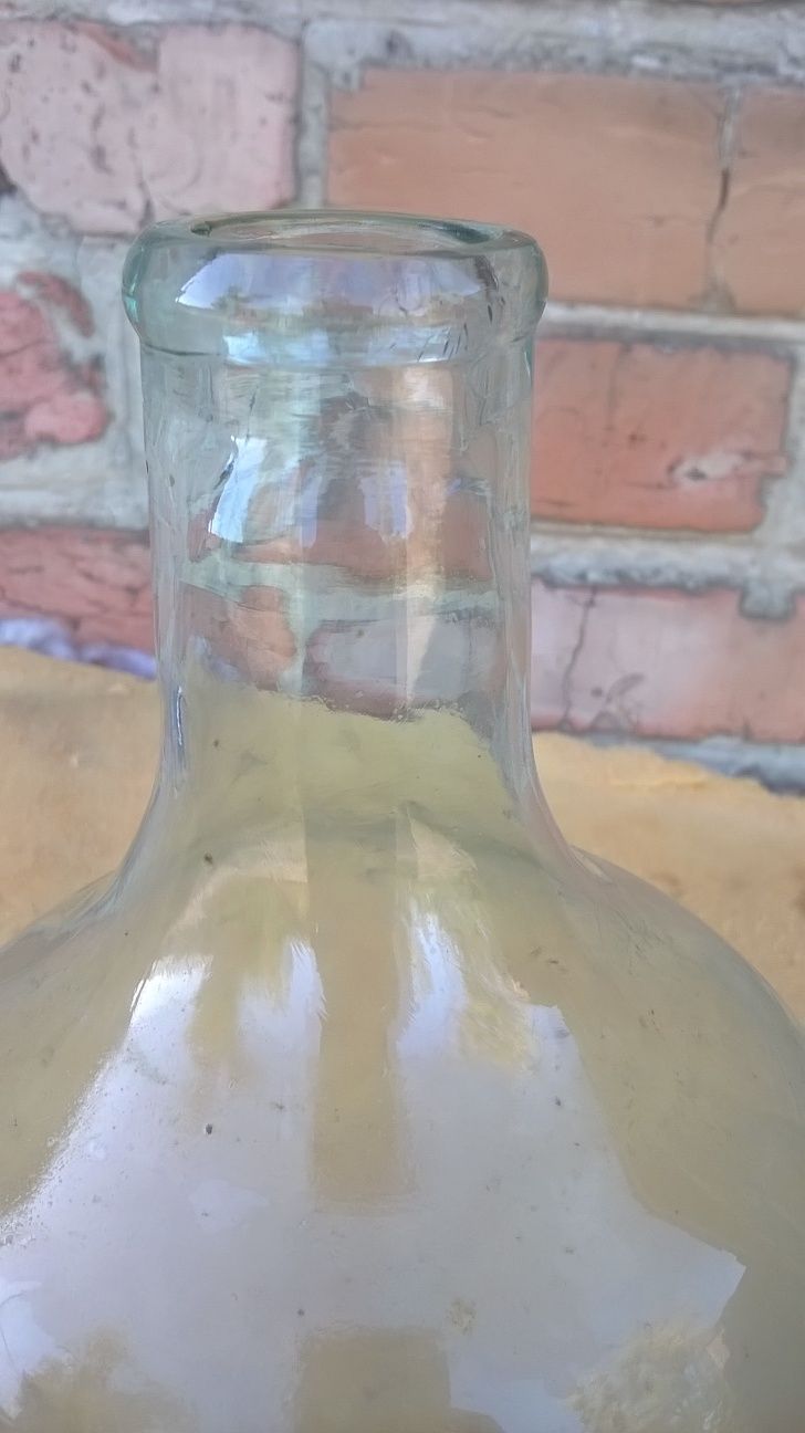 Старинная оригинальная бутылка.