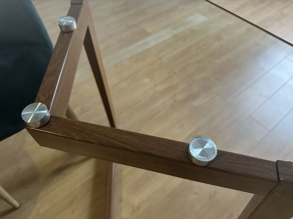 Mesa vidro com algumas marcas