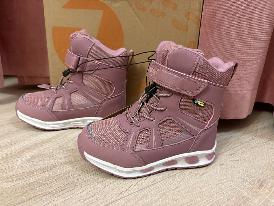 Зимове взуття 26р. Світиться