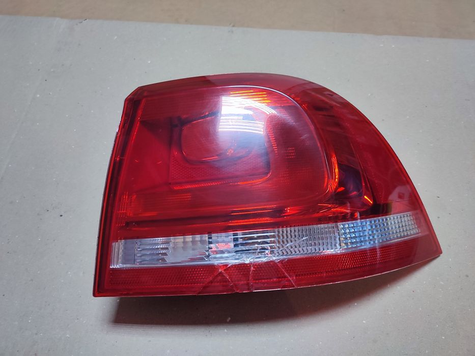 Задній правий ліхтар VW TOUAREG II