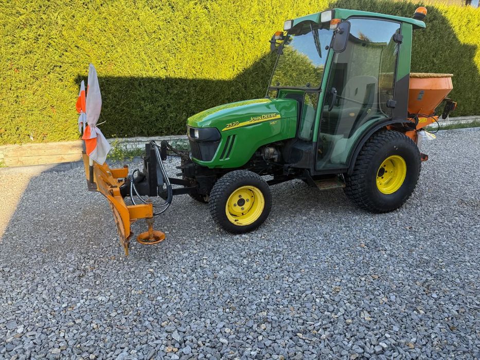 John Deere 2520  kabina ogrzewana, wspomaganie kierownicy, stan dobry