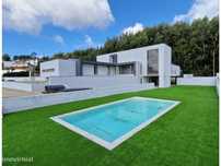 Moradia de 4 frentes com piscina