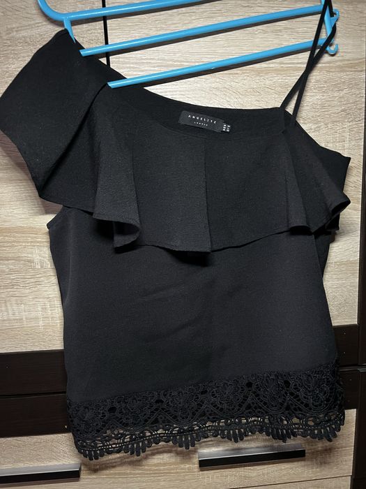 Легка , приємна , нарядна футболка