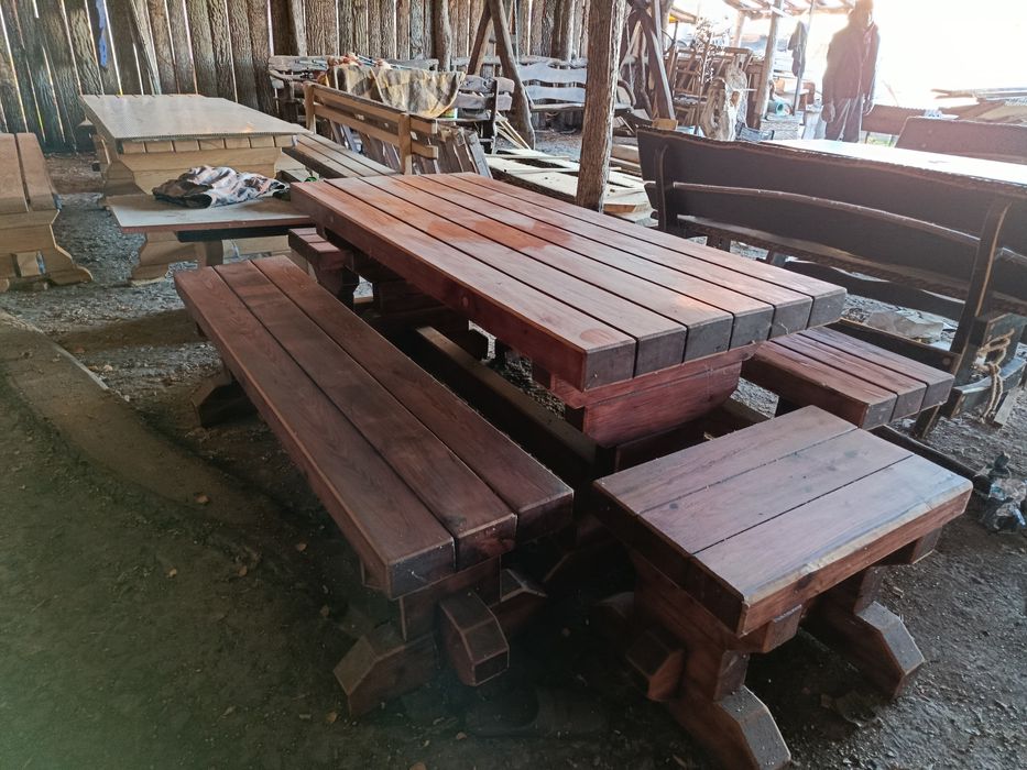 Продається комплект  стіл з двама лавками та двома табуретками 20000