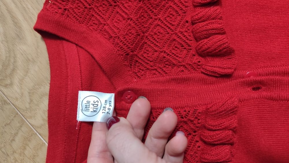 Czerwony sweterek 128
