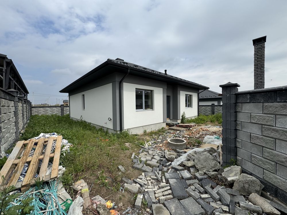 Продам будинок з чистовими роботами та опаленням, р-н Щасливого