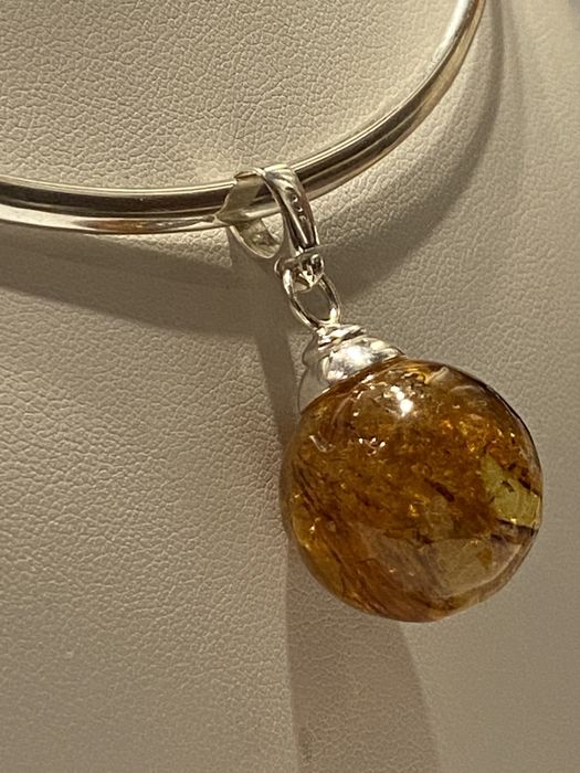 Wisiorek z bursztynu , kula