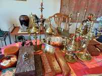 Decorações douradas e caixas