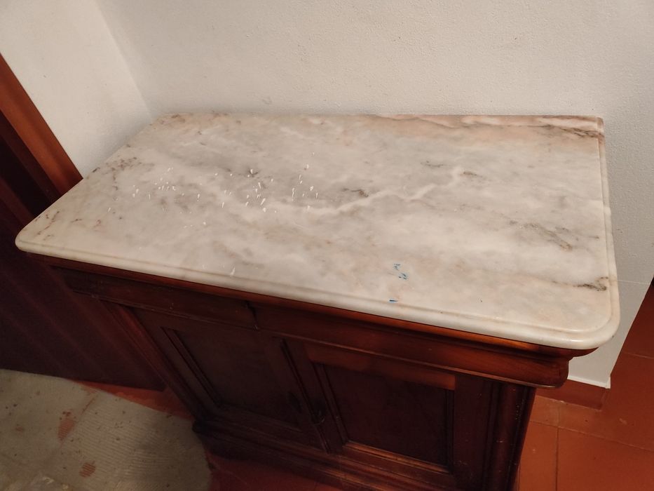 Móvel em madeira maciça com tampo em pedra