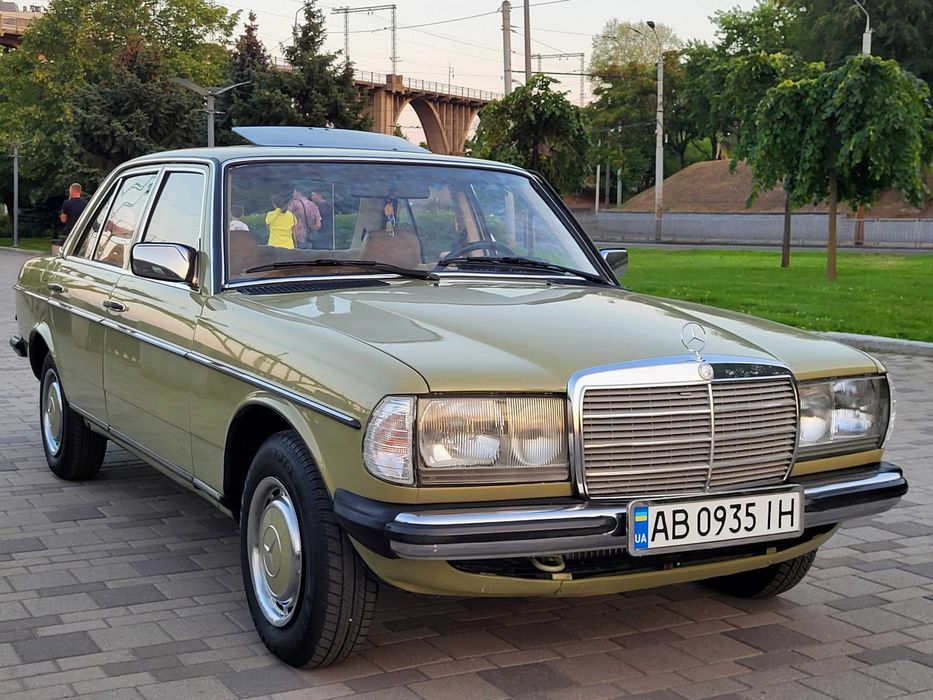 Mercedes. 123  Muzeum Old Cars Cypress Green