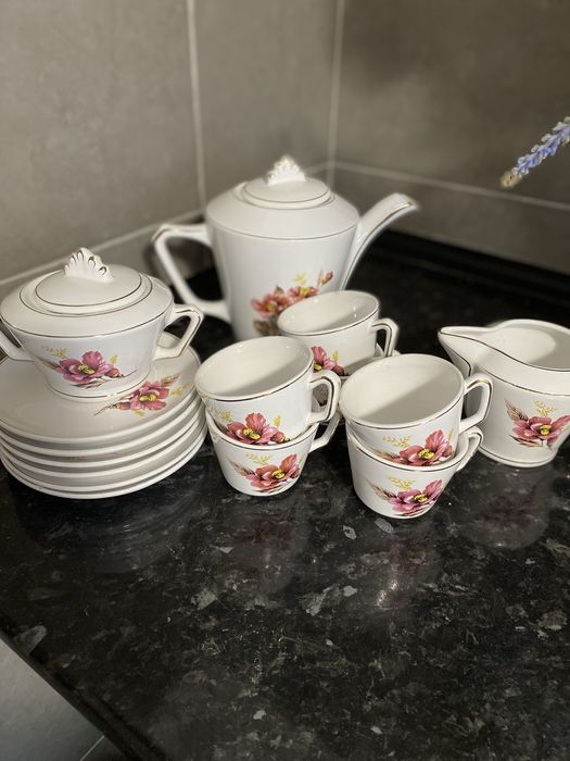 Servico de cafe muito antigo