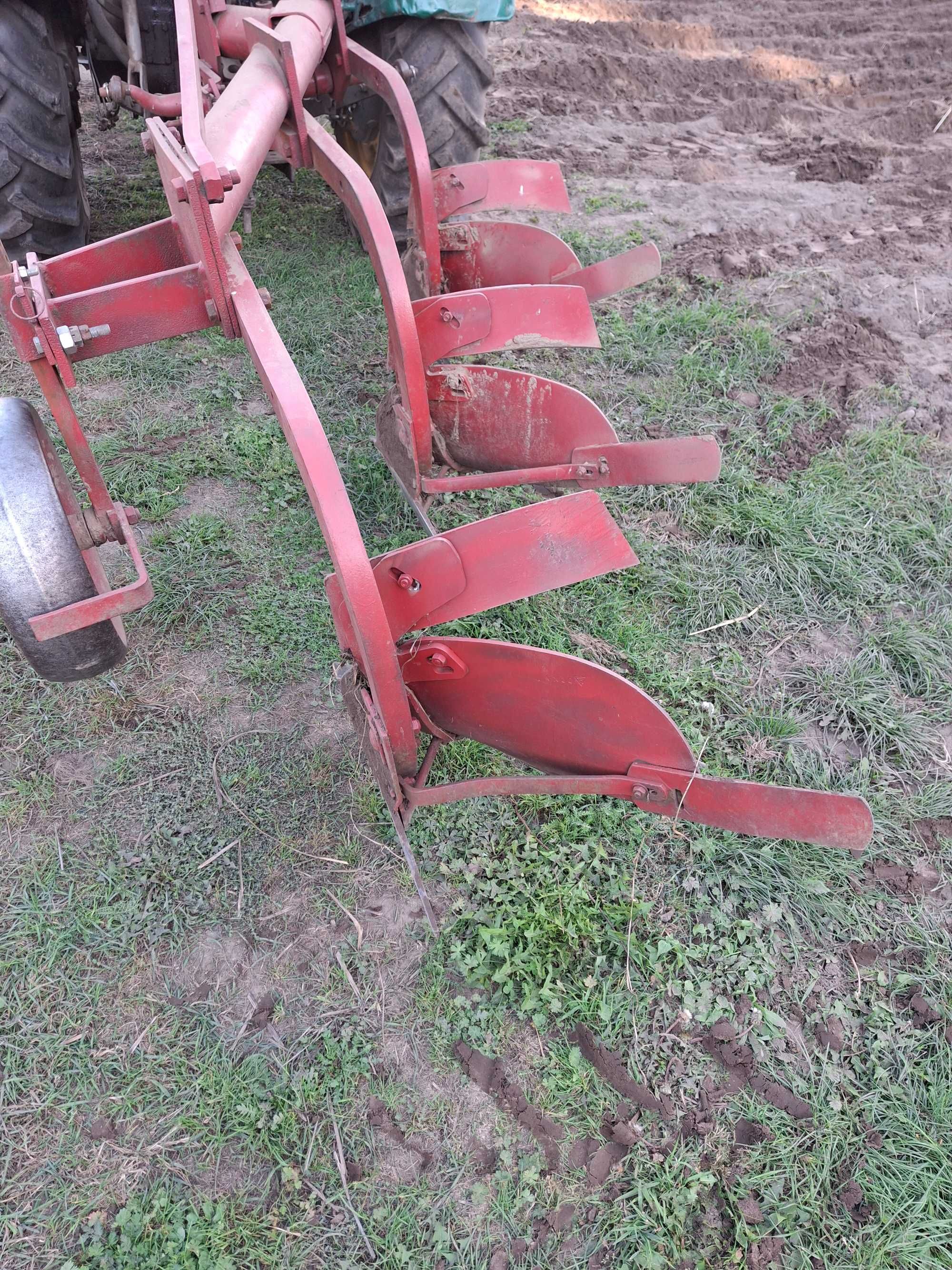 Pług trzy skibowy