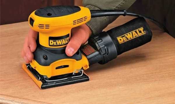 Lixadora Vibratória Dewalt DWE6411