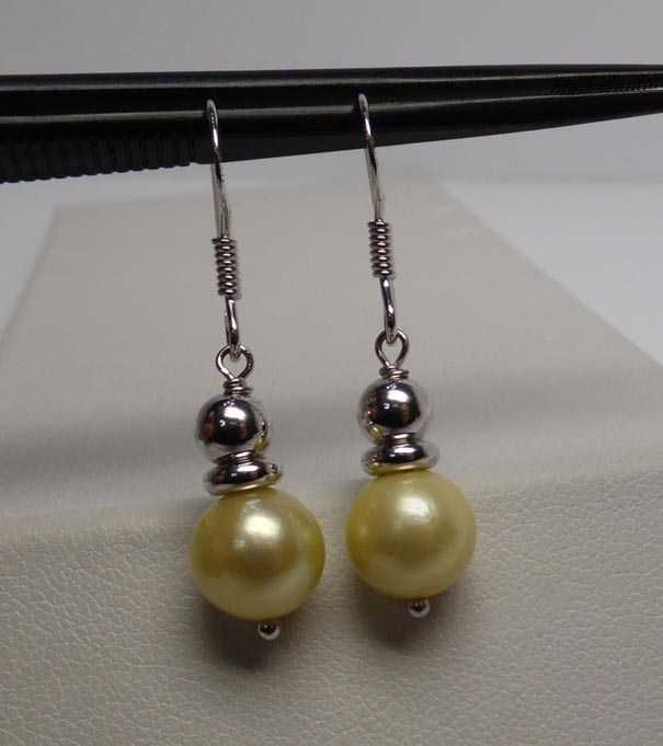 Srebrne wiszące kolczyki z perłami.