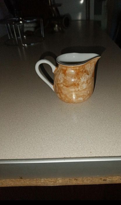 Dzbanek porcelanowy wysokości ok. 14 cm