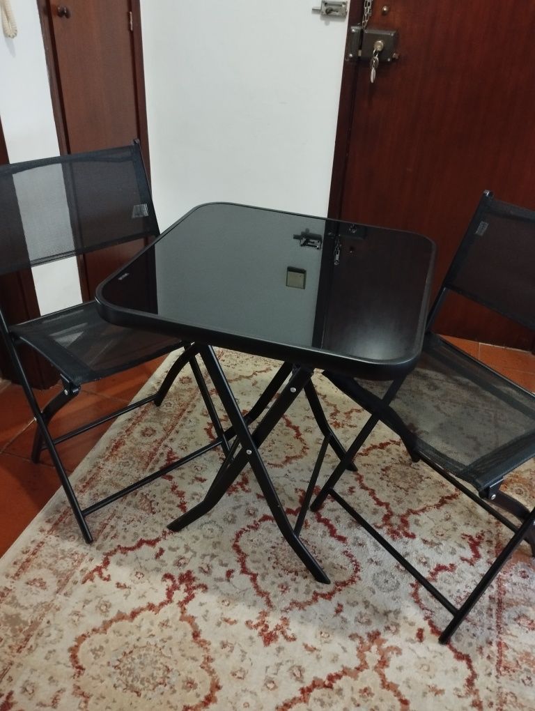 Mesa com 2 cadeiras nova