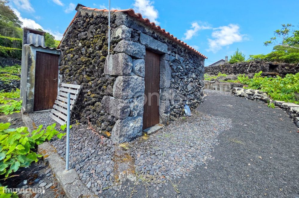 Terreno rústico com 1.371 m2 com adega em pedra na Prainha
