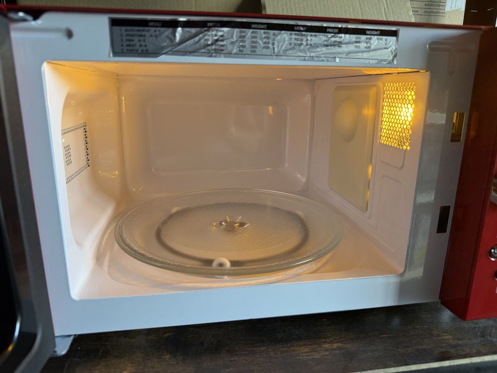 Mikrofala czerwona RETRO COMFEE 800W