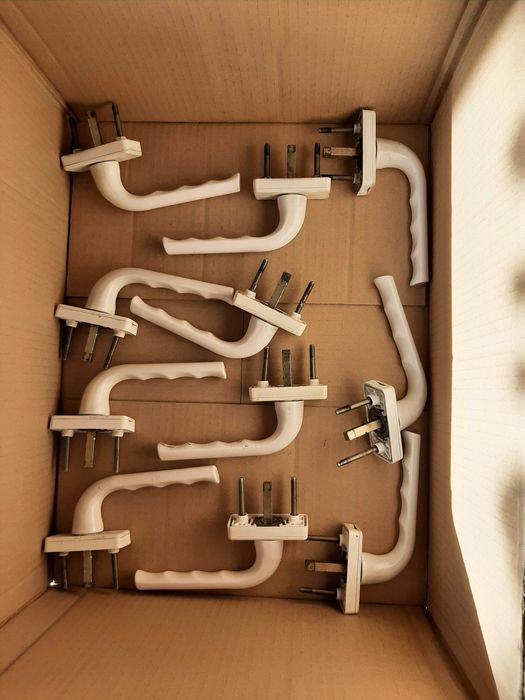 Sprzedam 14 szt. klamek do okien PCV