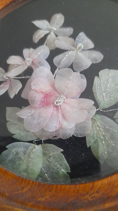 Moldura com flores feitas com escamas de peixe