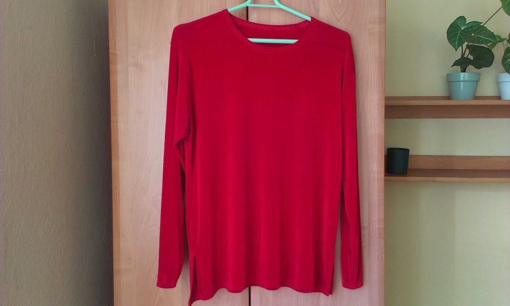 Czerwona bluzka z długim rękawem.