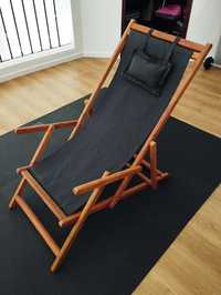 Cadeira de descanso reclinável em madeira e pano
