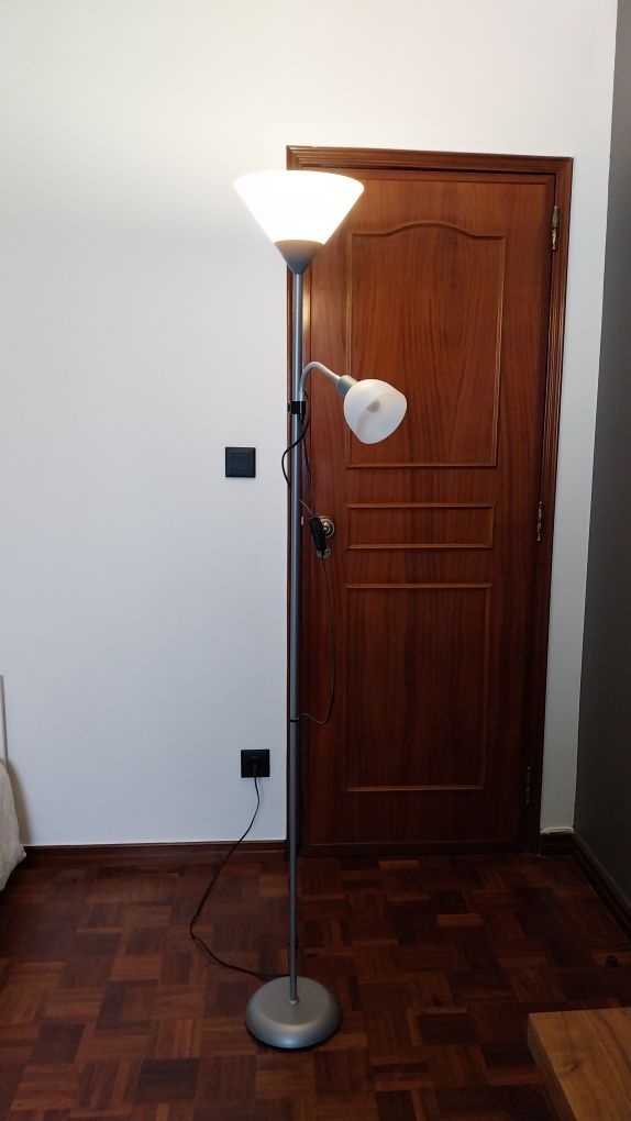 Candeeiro de pé com lâmpada de leitura (sem lâmpada)