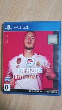 Диск FIFA20 на PS4