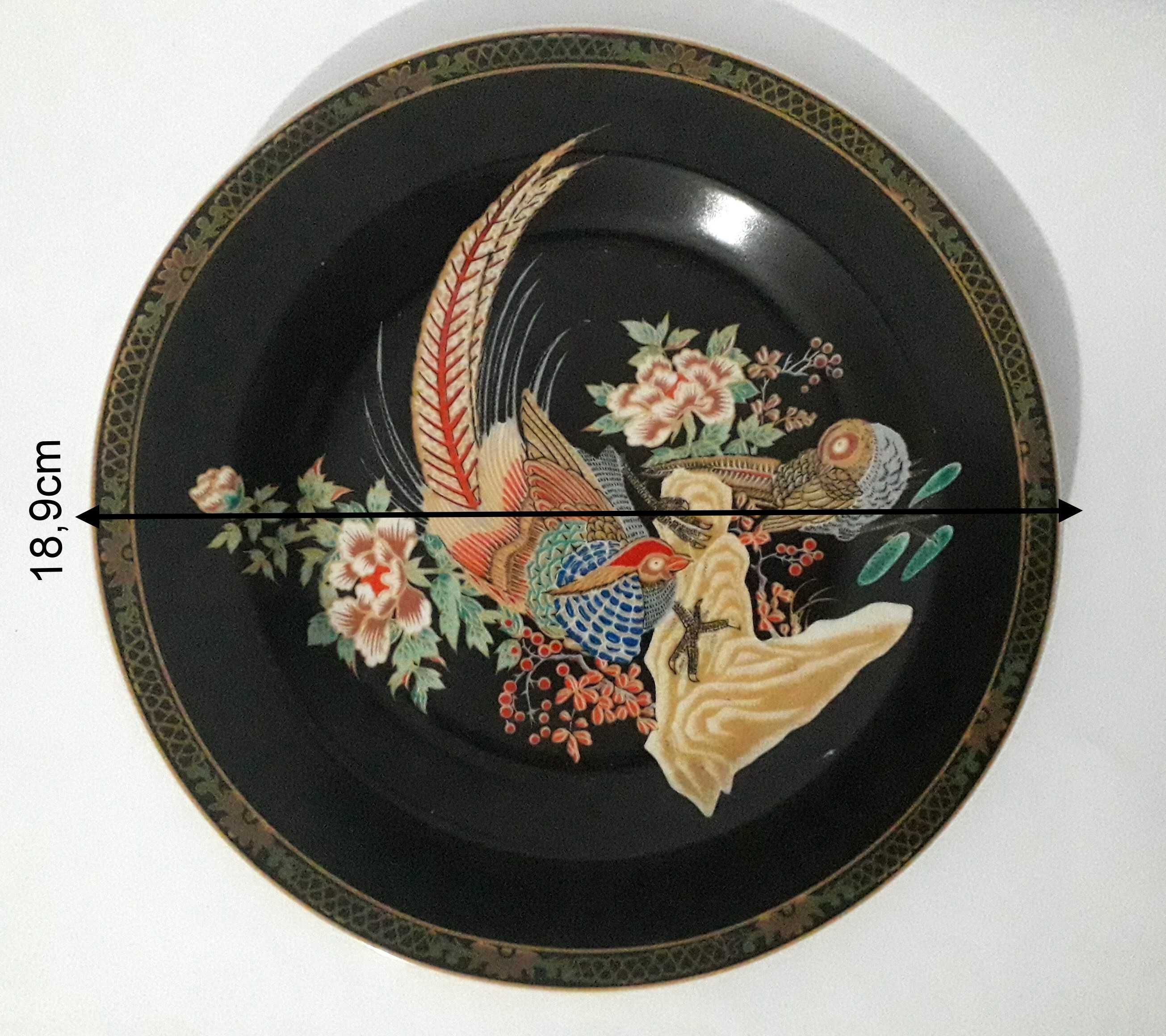 Prato oriental preto decorativo com motivos japoneses