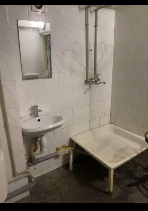 Потужне захищене підвальне приміщення (110 м²) ; вентиляція; санвузол;