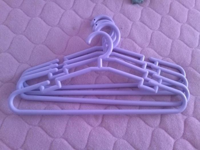 Cabides pequenos p/ roupa de bebé