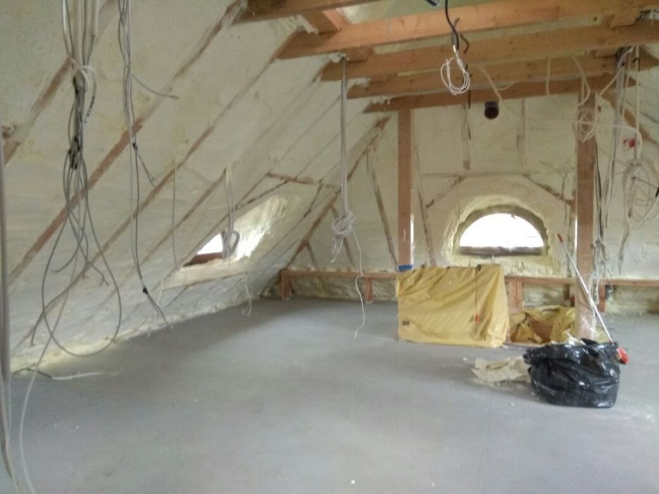 Ocieplanie pianką PUR piana poliuretanowa izolacja natryskowa poddasza