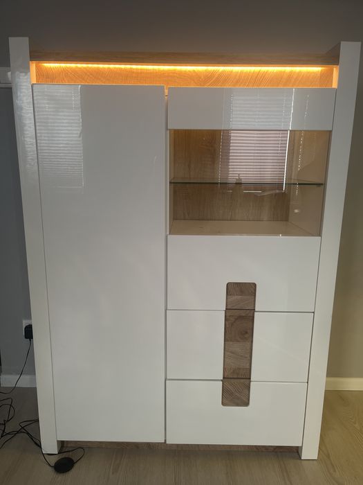 Biala komoda podswietlana led